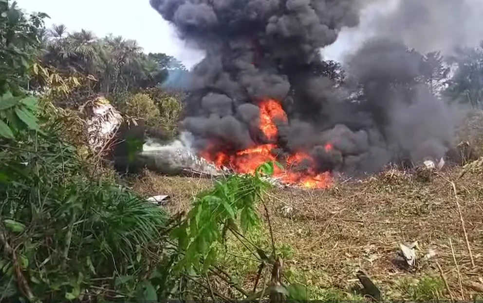 Avión militar cae en Colombia: decenas de heridos