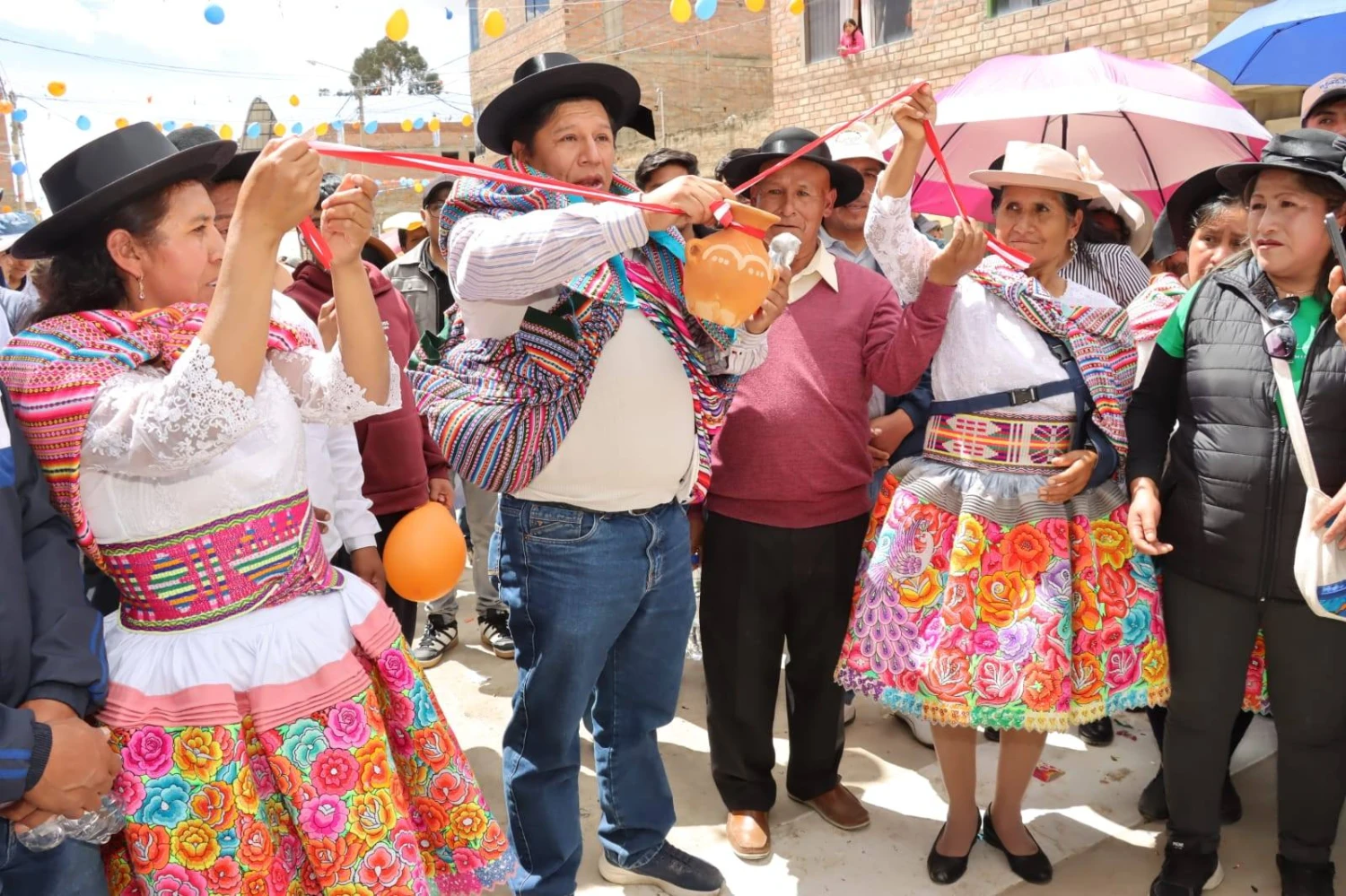 Damas inaugura pistas y elimina polvo en Romancoto