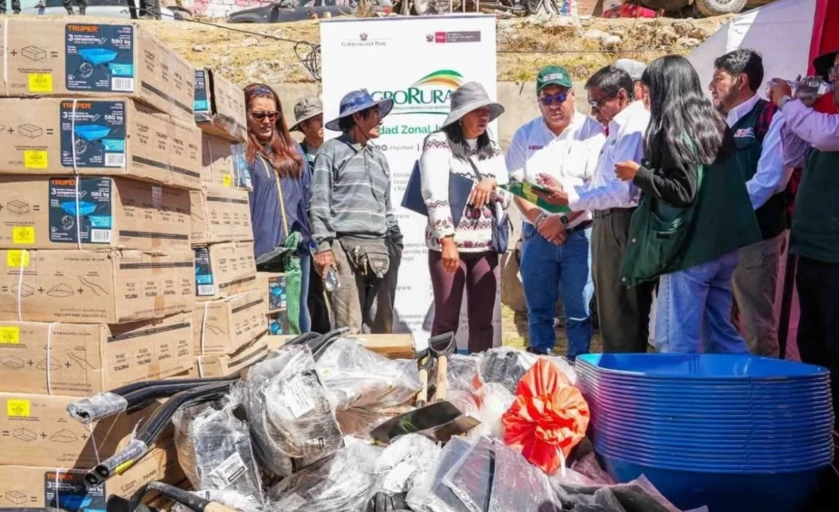 Chupaca: entregan herramientas agrícolas a afectados por sismo para reactivar agricultura.