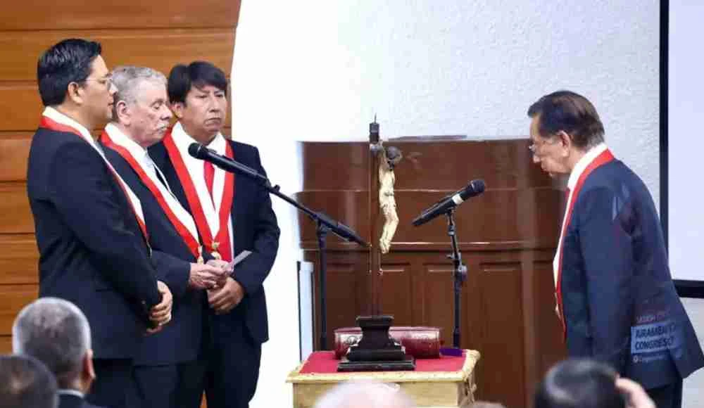 Balcázar asume la Presidencia en tenso Congreso