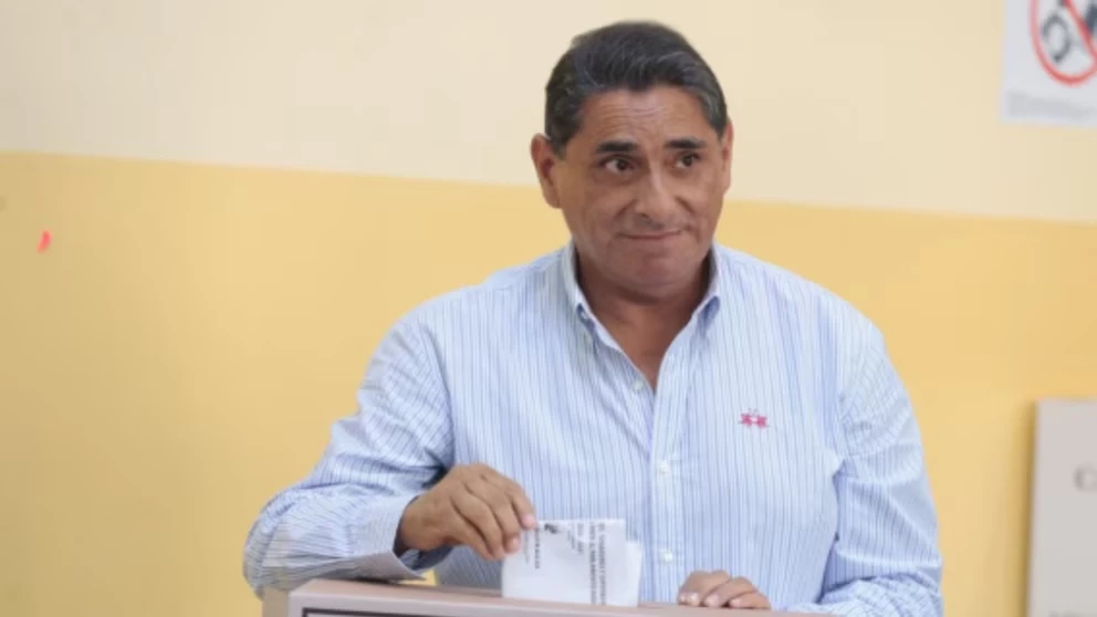 Carlos Álvarez se despide de la política peruana