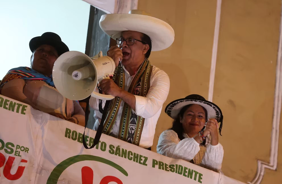 Sánchez denuncia “fraude en desarrollo” y tensa comicios